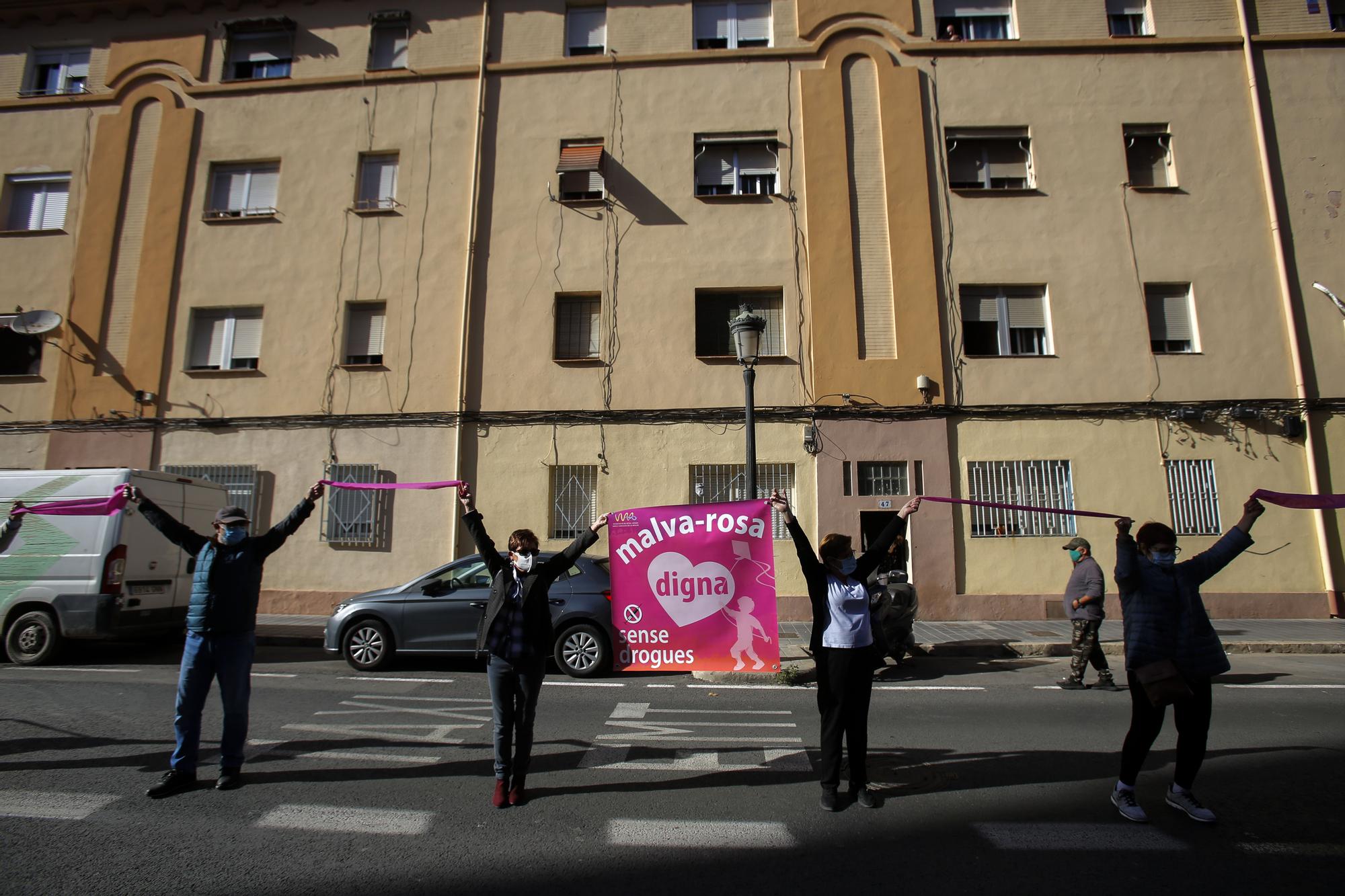 La Malva-rosa vuelve a los años noventa: falta de urbanización, dotaciones y problemas de droga. Una marea humana reivindica la dignidad de un barrio histórico