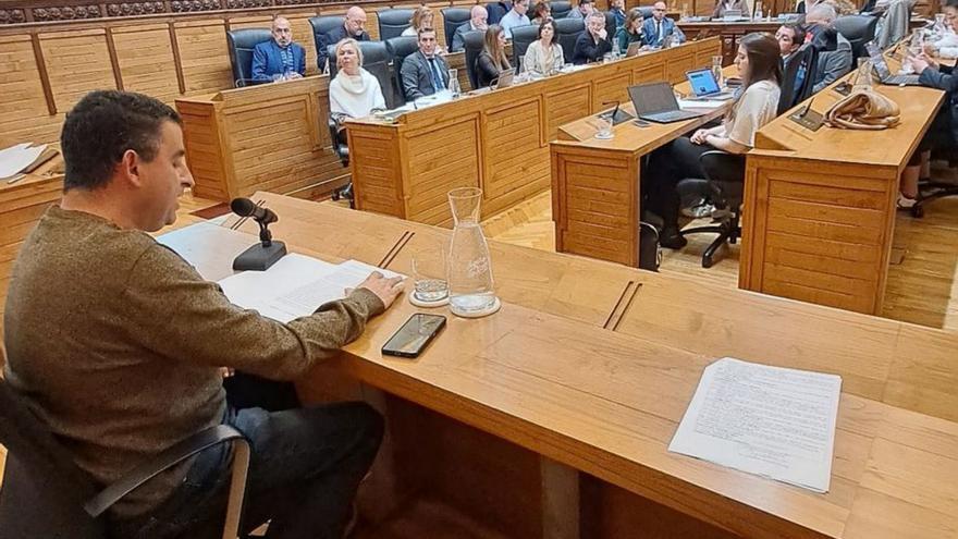 Pedro Roldán, presidente de la Sociedad Cultural Gijonesa, en su intervención ante el Pleno.