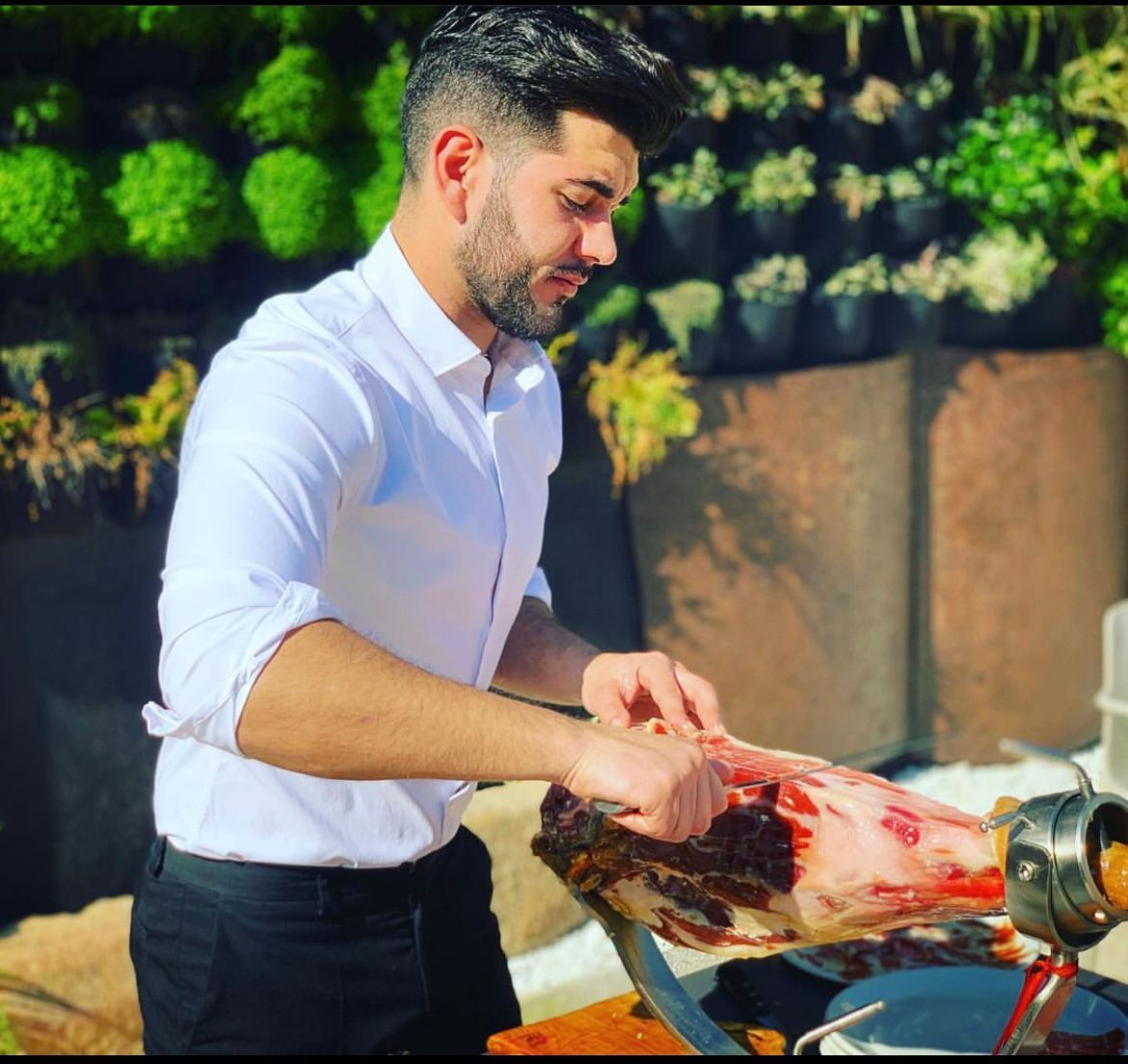 Sergio Alegre Pavón es también cortador de jamón.