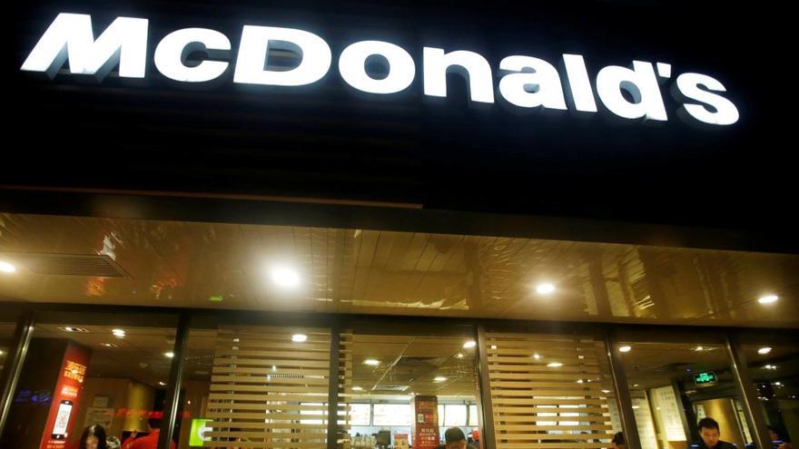 Patea, escupe y da varios puñetazos a una empleada de McDonalds por esperar cuatro minutos por su comida