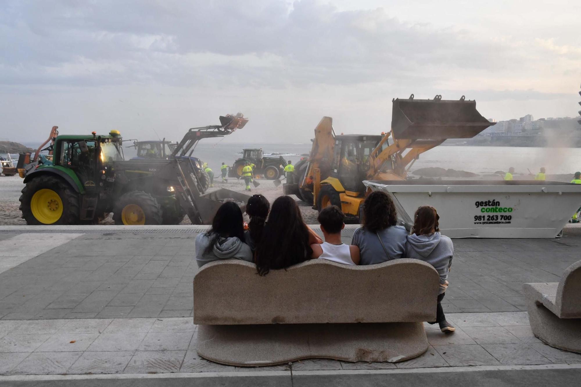 Dispositivo de limpieza en las playas tras la noche de San Juan en A Coruña