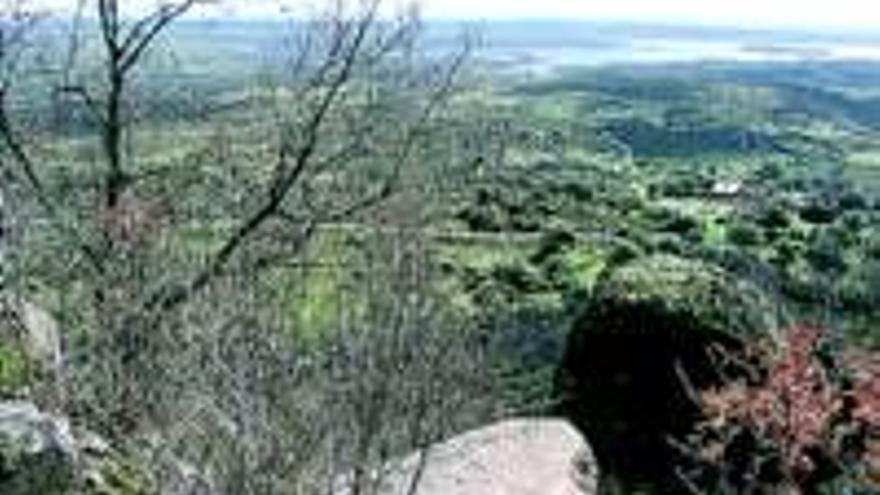 Hoyos inaugura hoy una exposicion con fotografias aereas de la sierra de gata