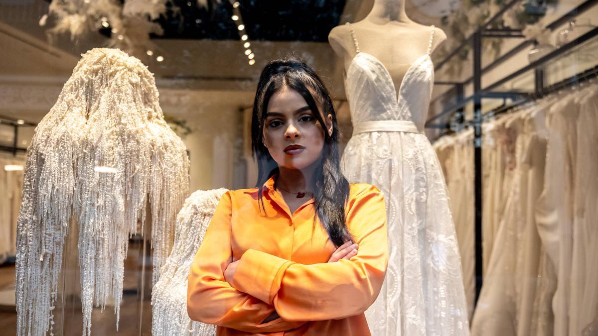 Nada Al-Ahdal, el pasado miércoles, en la tienda de vestidos de moda benéficos del proyecto 'Brides do Good', en la Roca Village (Roca del Vallès).