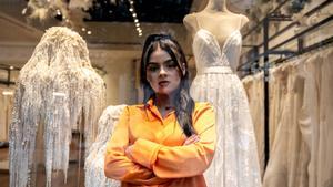 Nada Al-Ahdal, el pasado miércoles, en la tienda de vestidos de moda benéficos del proyecto Brides do Good, en la Roca Village (Roca del Vallès).