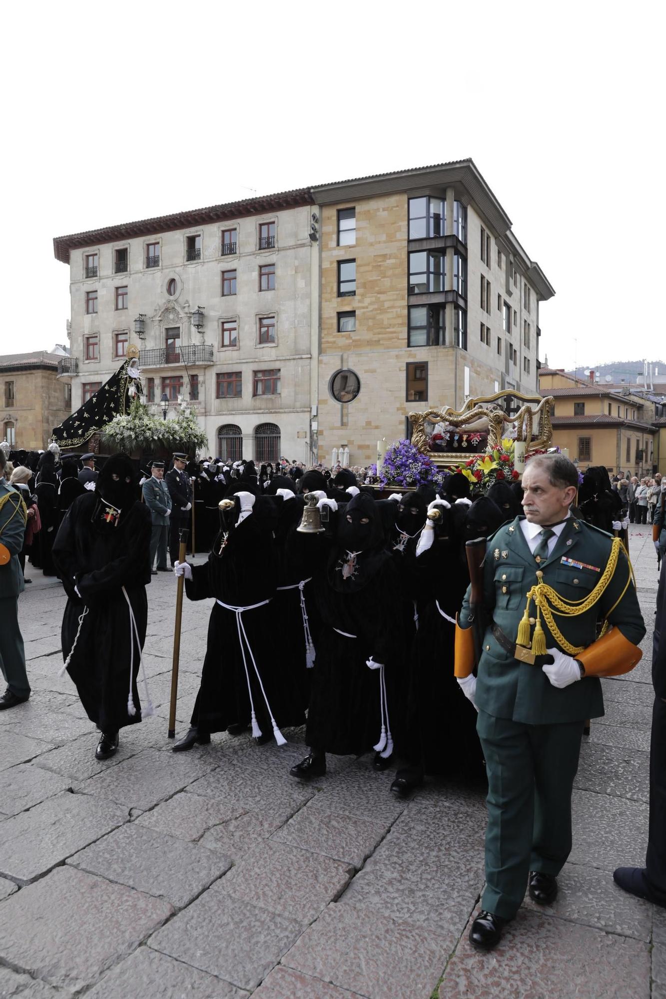 La procesión intergeneracional del Santo Entierro emociona Oviedo