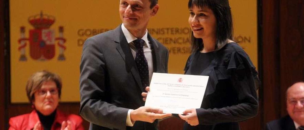 El ministro Pedro Duque entrega el diploma a la luarquesa María García.