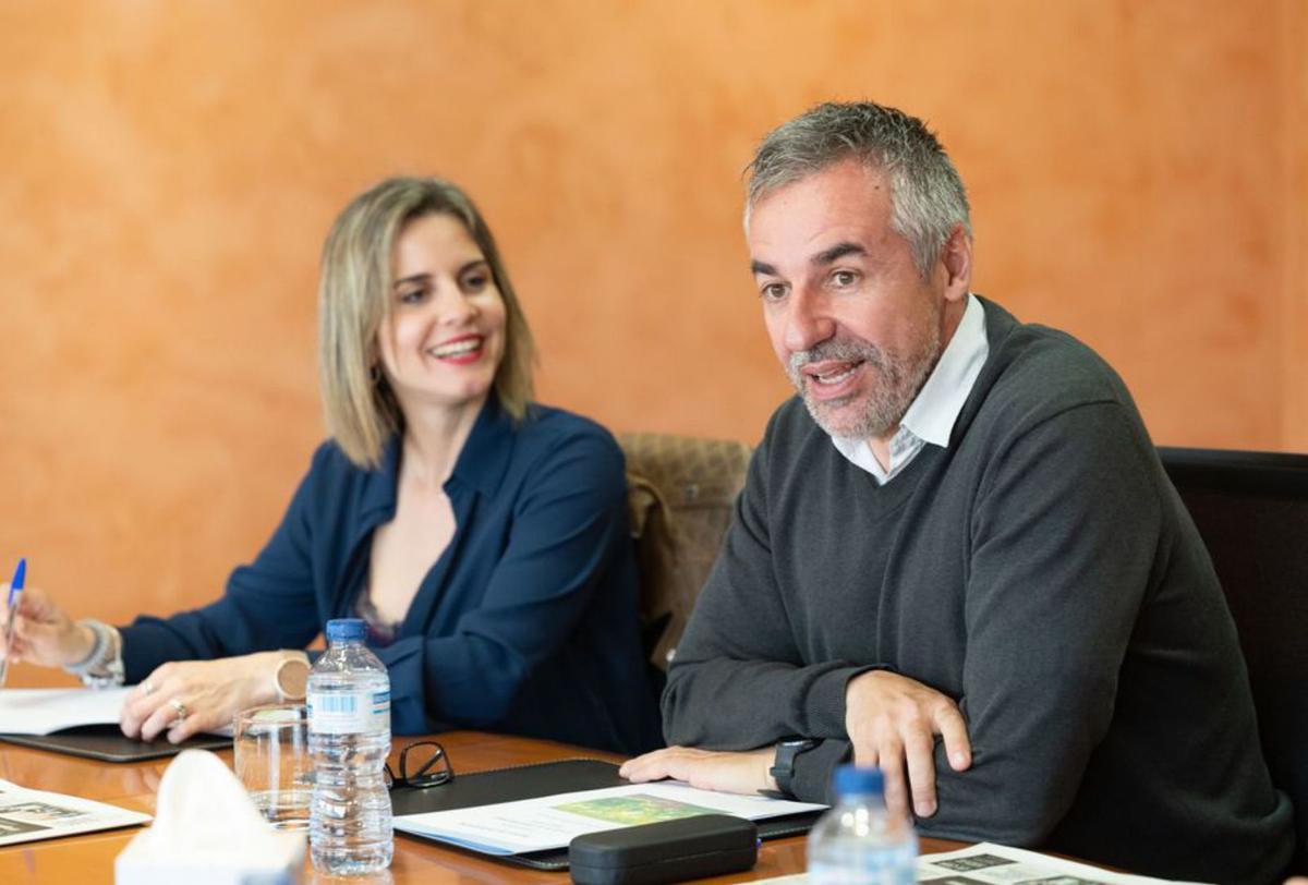 Mónica Madrid y Xavier Serrano explican sus proyecto al resto de invitados. | V.M.