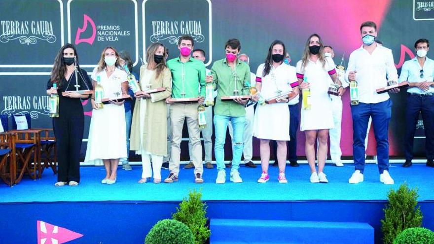 Entrega de los Premios Nacionales Terras Gauda
La jornada estuvo protagonizada por la gala de Premios Nacionales de Vela Terras Gauda. Los premiados fueron el catalán Didac Costa (mejor regatista oceánico), el Spain SailGP Team (mejor equipo), Támara Echegoyen y Paula Barceló (mejor equipo femenino), el proyecto de comunicación del equipo olímpico de Tokio 2020 (premio Mariano Aguado de Comunicación), Joan Cardona (mejor regatista olímpico) y Jordi Xammar y Nico Rodríguez (mejor equipo olímpico en Tokio). | LALO R. VILLAR