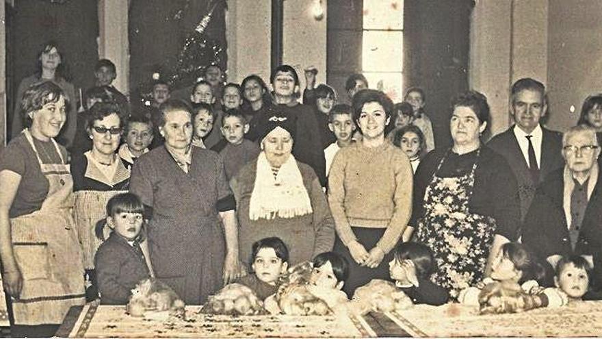Comida de Nochebuena en el antiguo colegio a finales de los sesenta, con Angelita en el centro de la imagen.