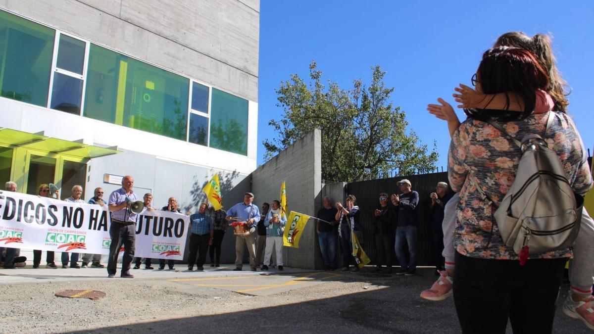 José Manuel Soto toma el megáfono a las puertas del Centro de Salud de Mombuey. | A. S.