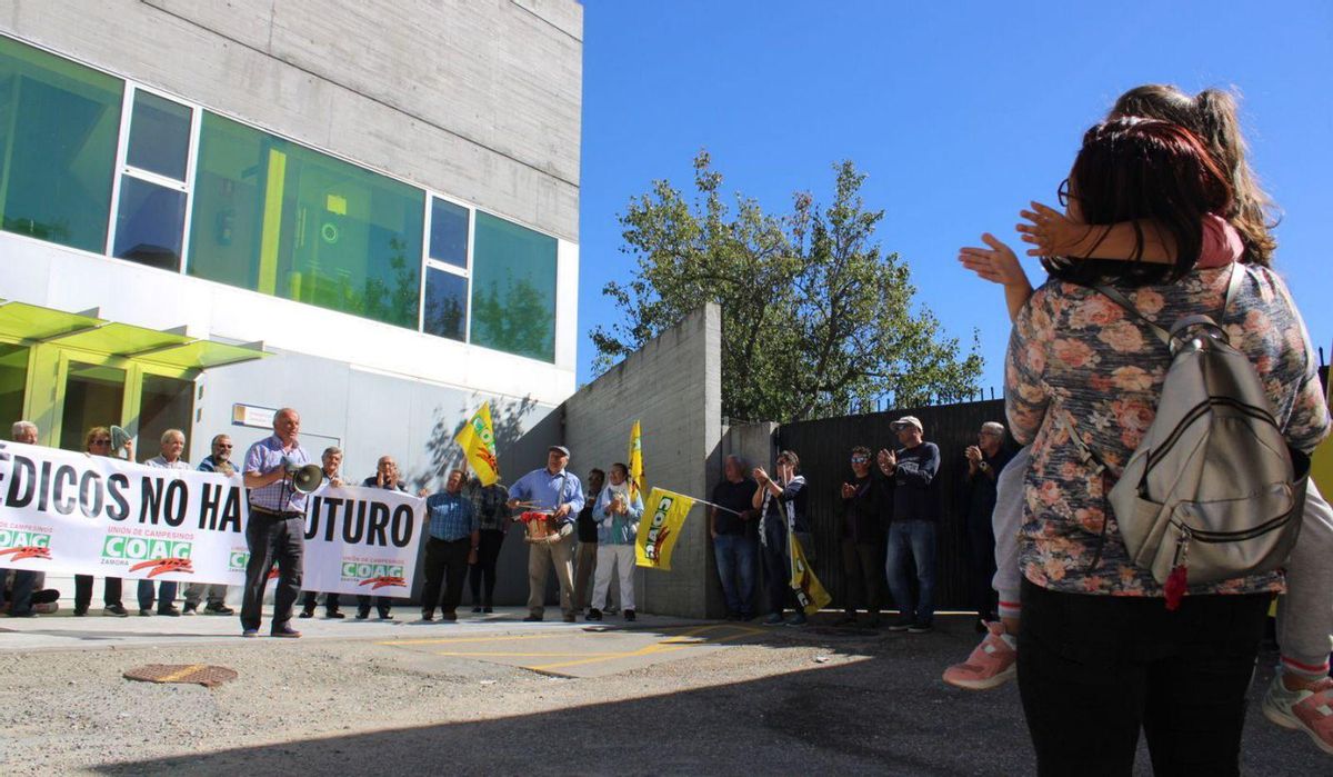 José Manuel Soto toma el megáfono a las puertas del Centro de Salud de Mombuey. | A. S.