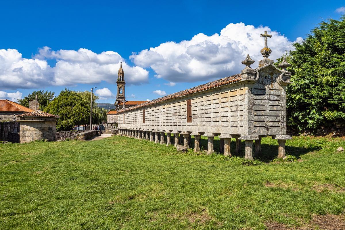 Es el hórreo más grande de Galicia, y está declarado Monumento Nacional.