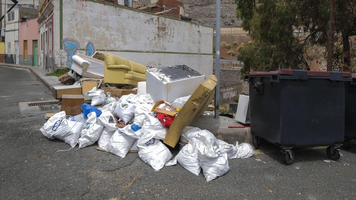 Acumulación de residuos y enseres a la esquina de una calle de Las Palmas de Gran Canaria