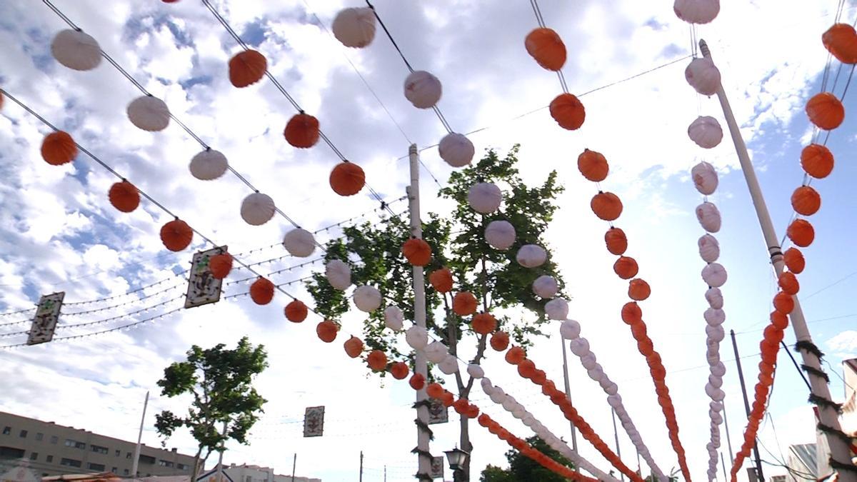 Farolillos en una calle de la Feria de Abril