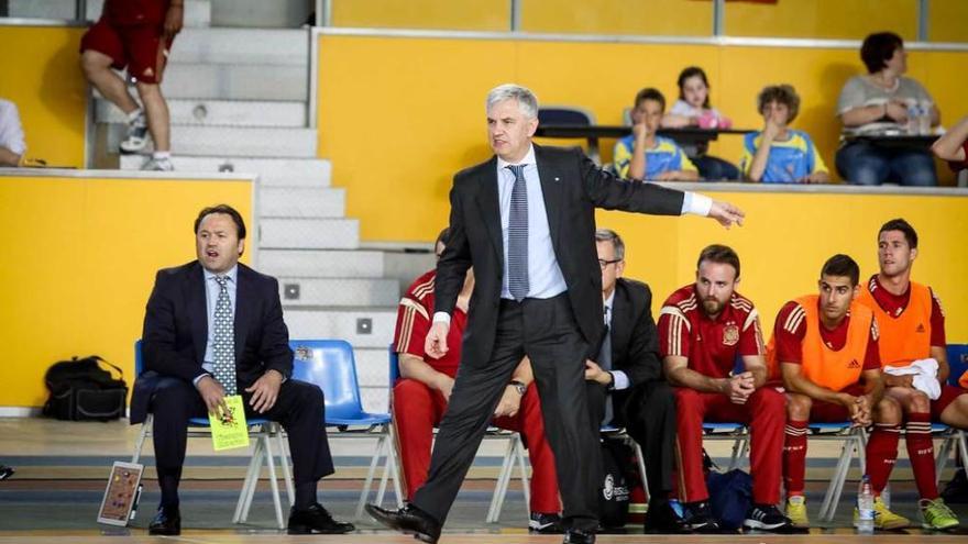 José Venancio López da instrucciones en el partido del Palacio de los Deportes de Oviedo.