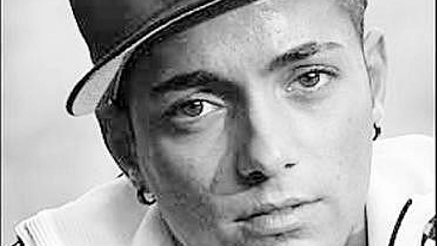 Omer Bhatti, el supuesto hijo de Michael. En el recuadro, él durante el funeral.