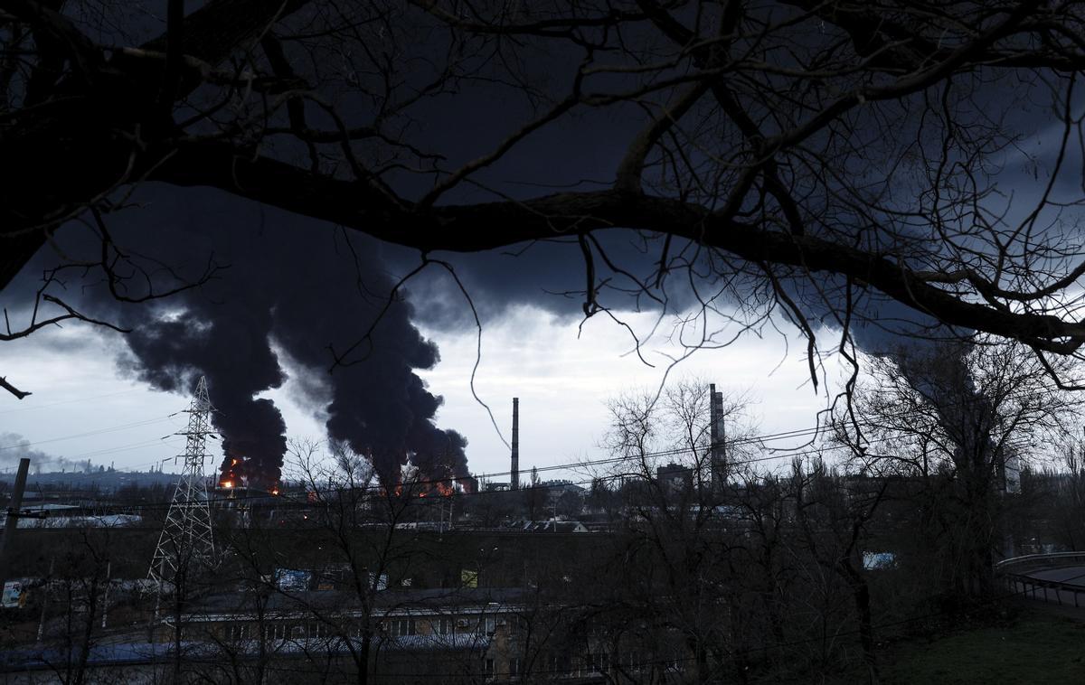 Tres columnas de humo se elevan en el lugar donde se encuentra la refinería atacada