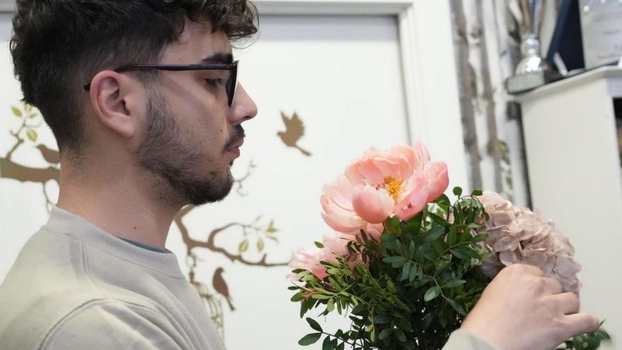 Hugo Vega en el establecimiento de su familia, Clavelitos Taller Floral. | JOSE LUIS FERNÁNDEZ
