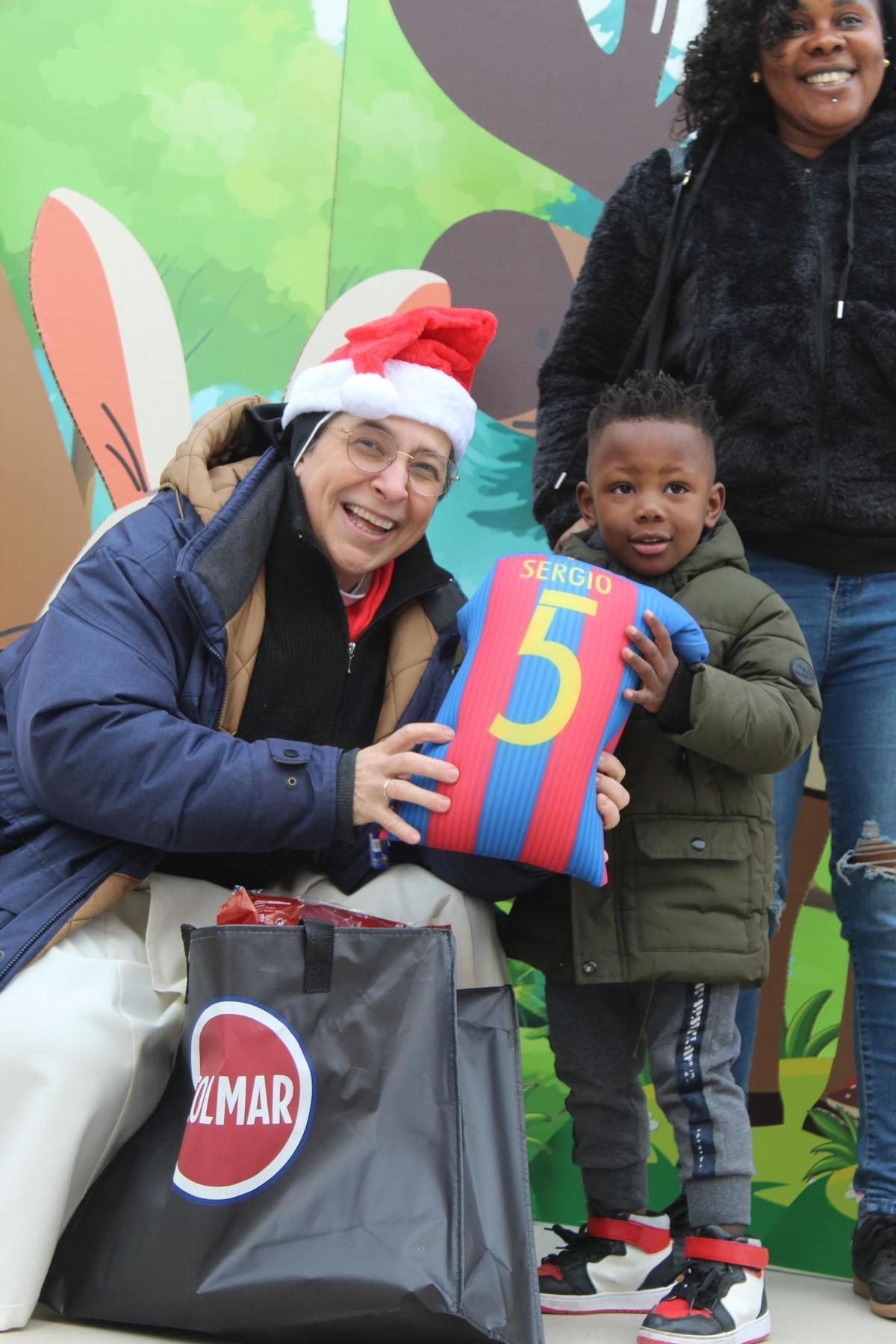 La fundació de sor Lucía reparteix regals entre 700 infants de famílies de la plataforma d'aliments