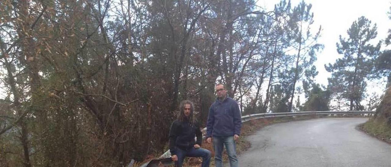 David Martínez y Manuel Antonio Bermúdez con la defensa de un coche accidentado en un tramo sin cunetas.