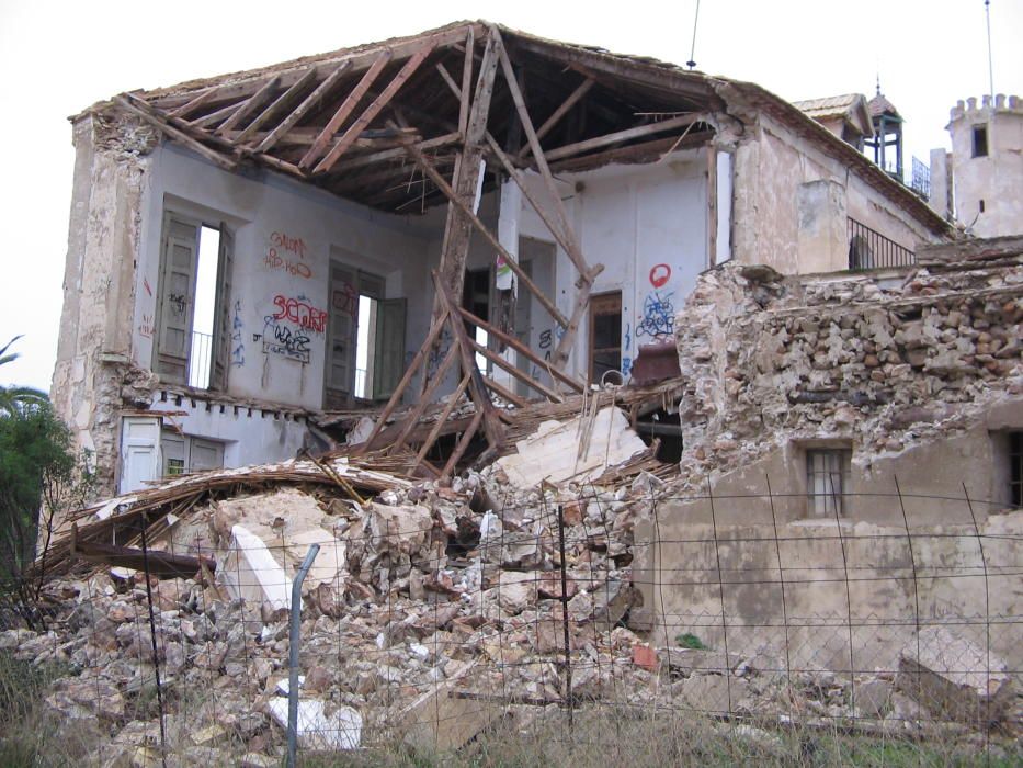 Casa y Torre de Los Balcones con imágenes captadas entre 2008 y 2017 y en el que se observa el deterioro del inmueble