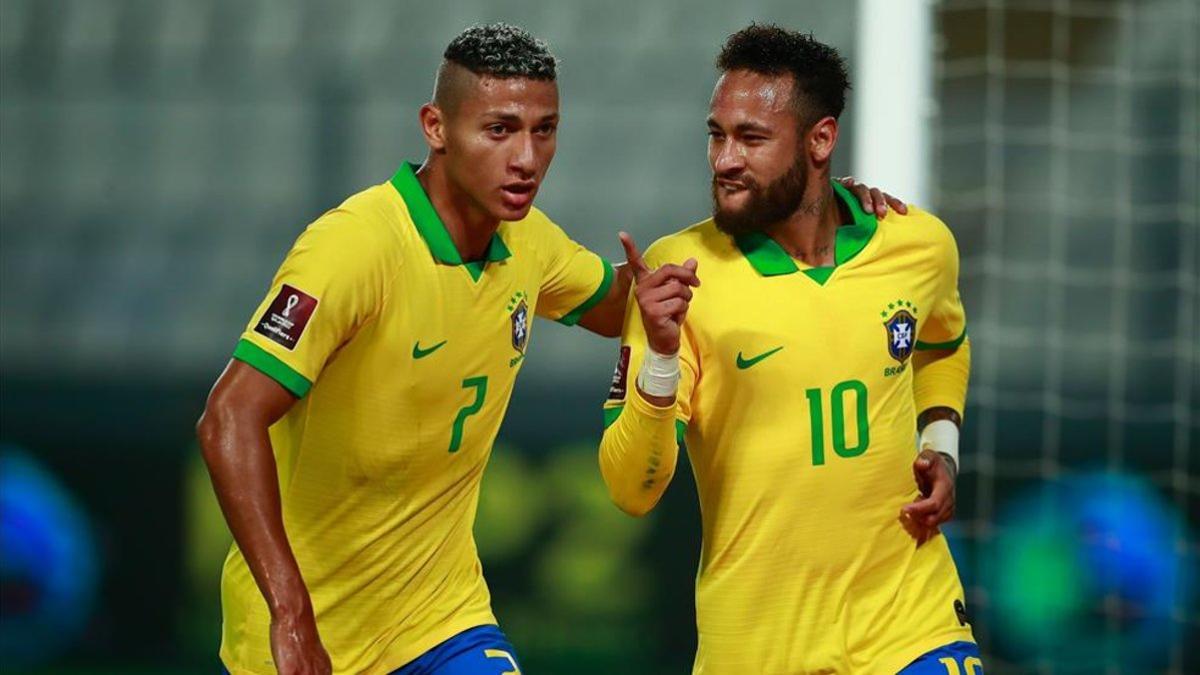 Neymar y Richarlison en un partido con la selección brasileña