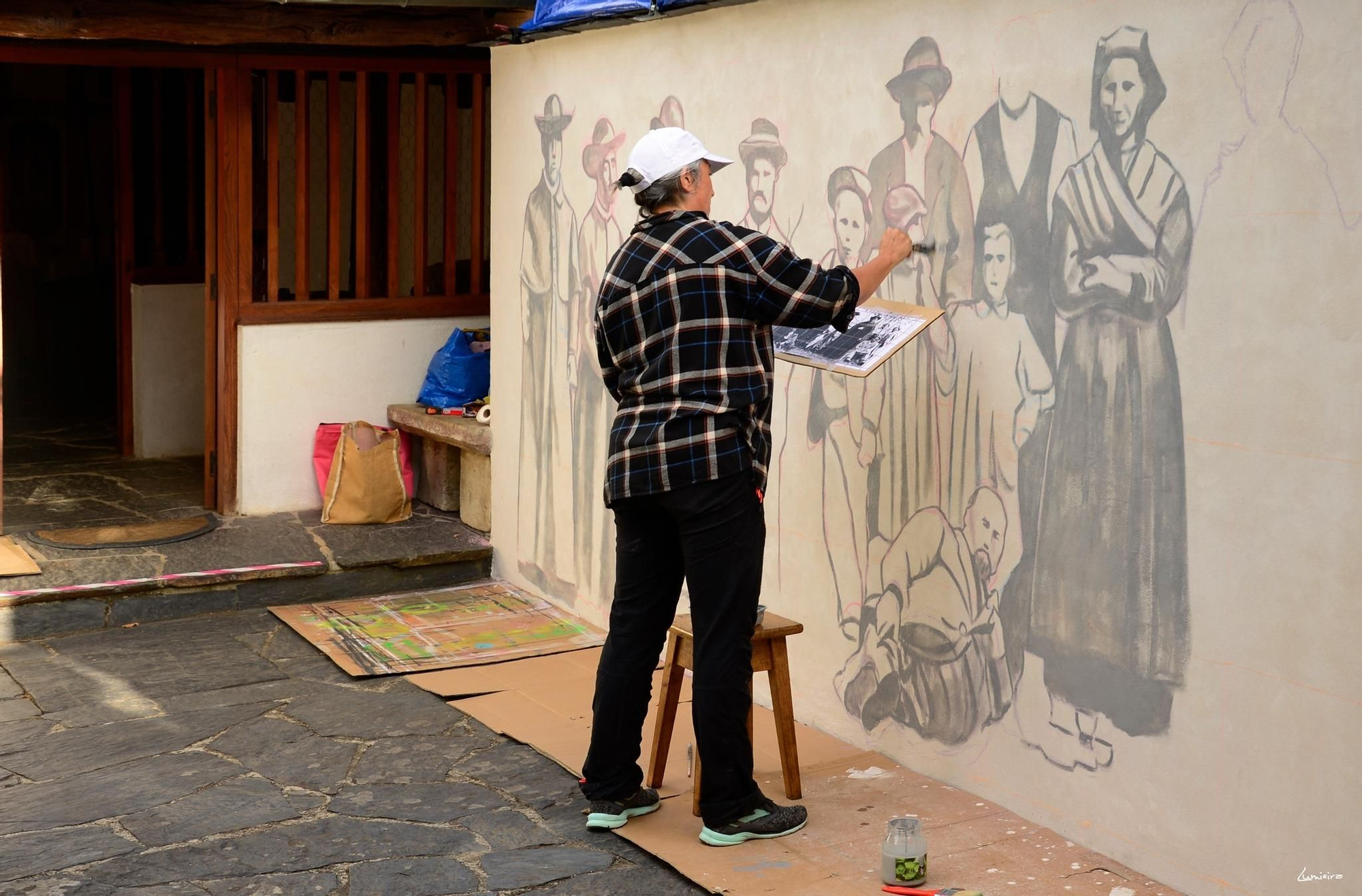 En imágenes: Así hizo María del Roxo el mural del Museo Etnográfico de Grandas de Salime