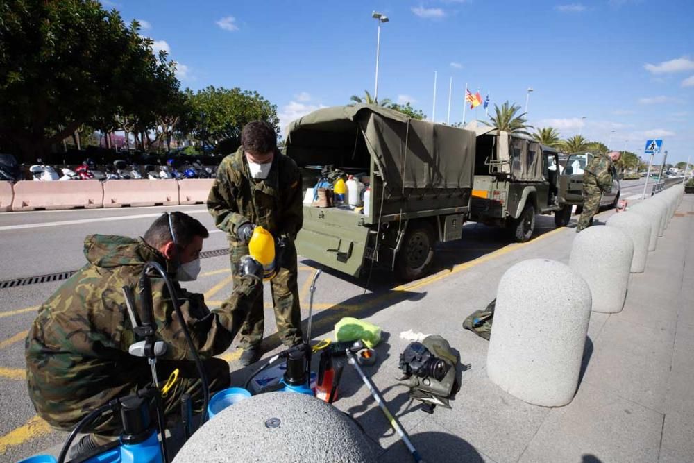 Los militares limpian y desinfectan el aeropuerto de Ibiza