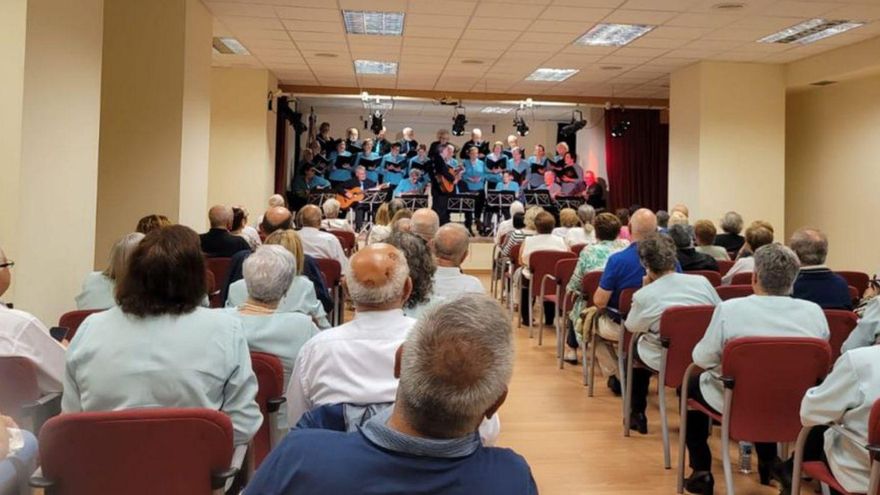 Lleno en el centro sociocultural de O Graxal para ver y escuchar el Encontro de Corais e Rondallas