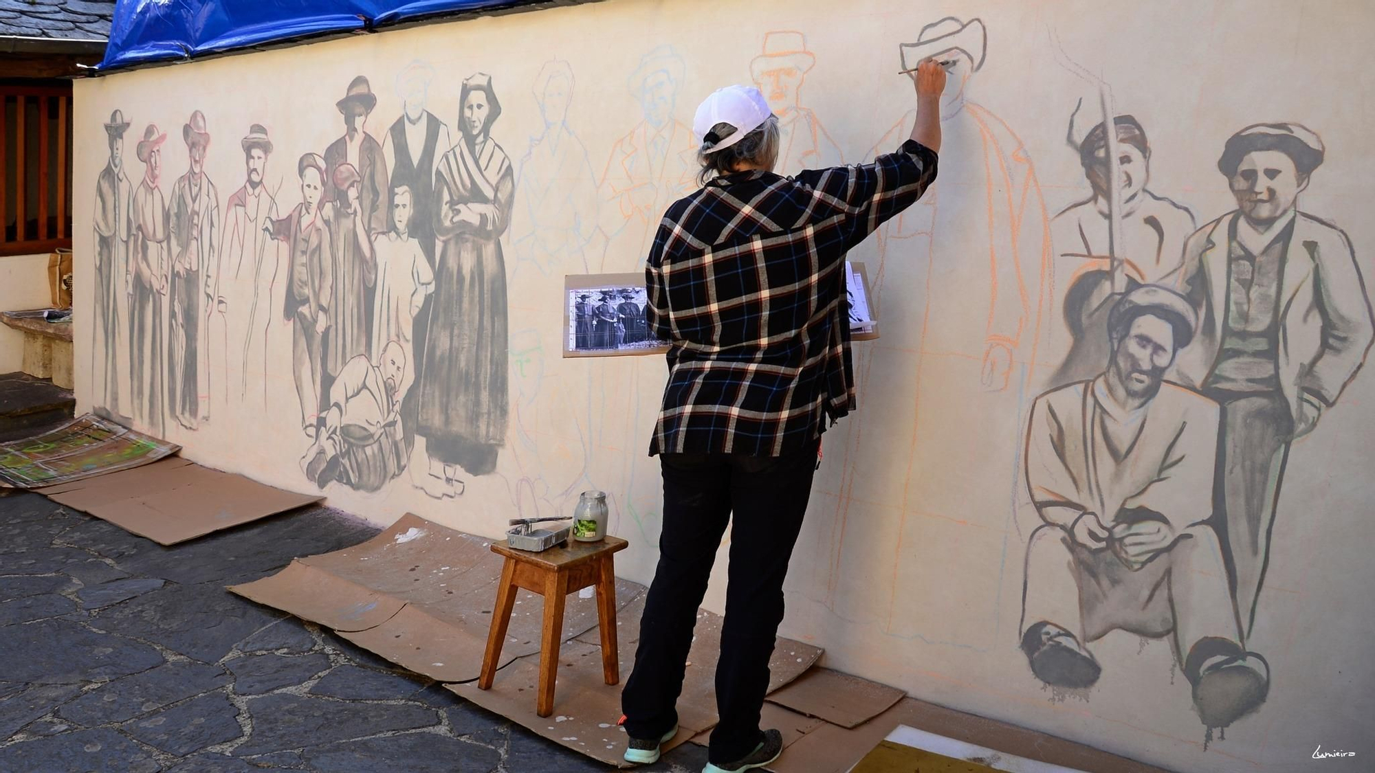 En imágenes: Así hizo María del Roxo el mural del Museo Etnográfico de Grandas de Salime