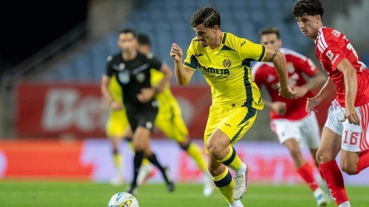 Álex Forés, ante el Benfica en un encuentro de pretemporada.