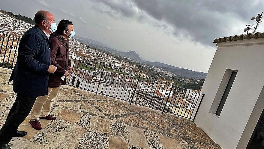 El alcalde y el concejal en el punto de wifi de La Alcazaba. | L.O.