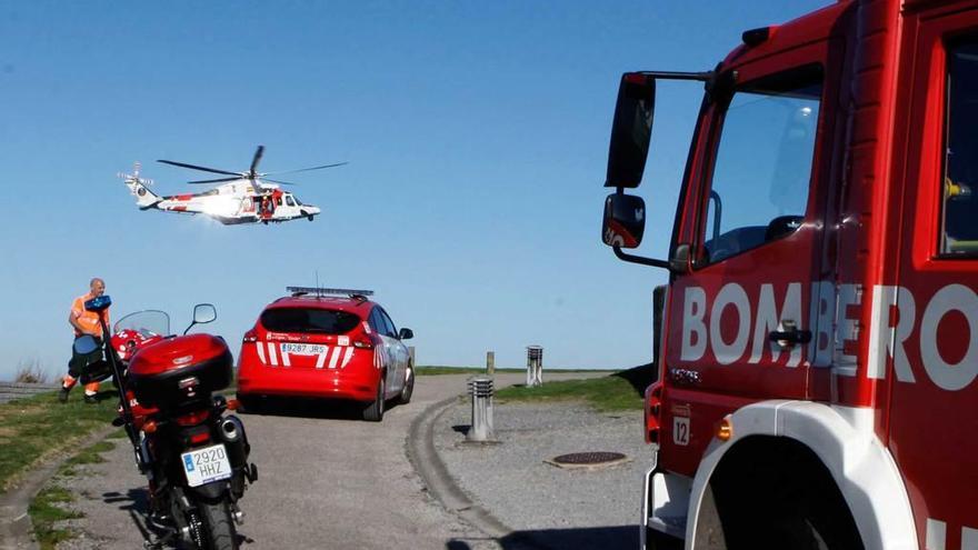 El helicóptero abandona el cerro tras efectuar el rescate.