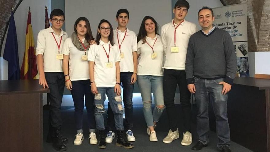 Los participantes del colegio Miralmonte, en una de las salas de debate de la Politécnica.