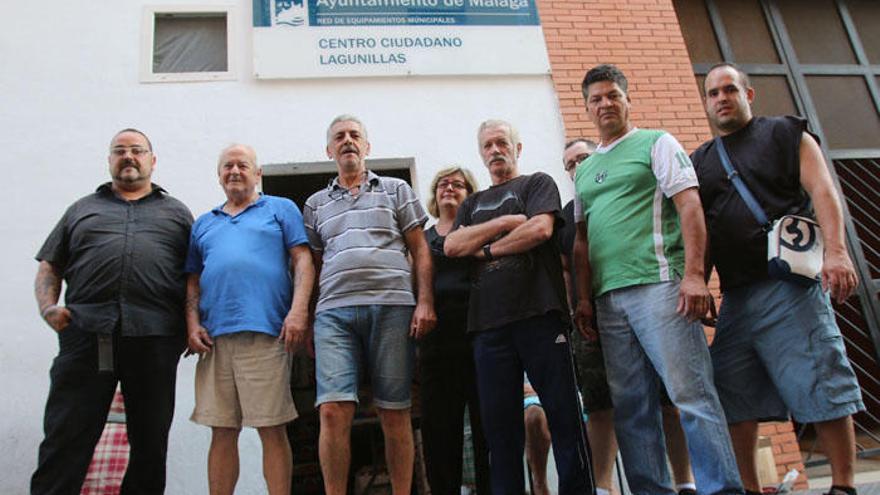 Curro López, ayer, con algunos de los voluntarios en el Centro Ciudadano de Lagunillas.