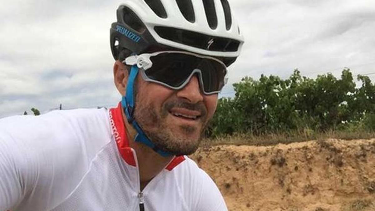 El entrenador del FC Barcelona Luis Enrique Martínez ataviado como ciclista