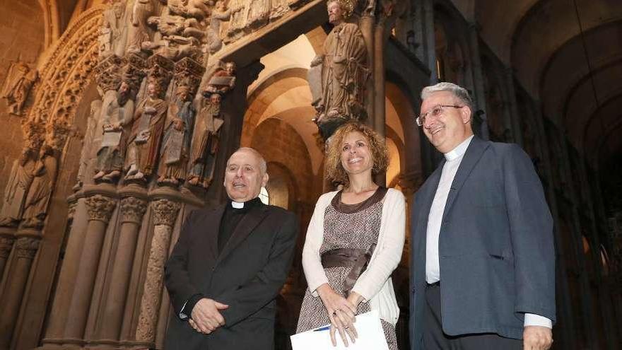 Segundo Álvarez, Nava Castro y Daniel Lorenzo, delante del Pórtico de la Gloria.