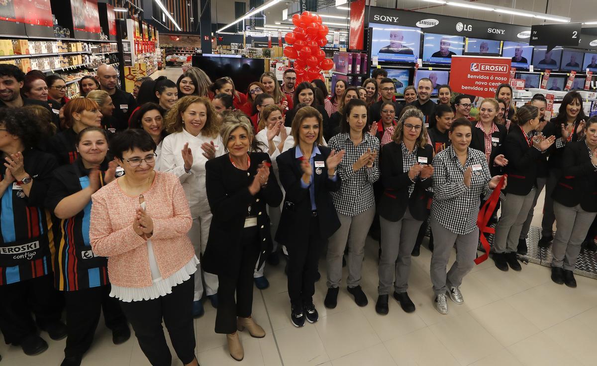 Personal de la tienda Vegalsa-Eroski durante la inauguración.