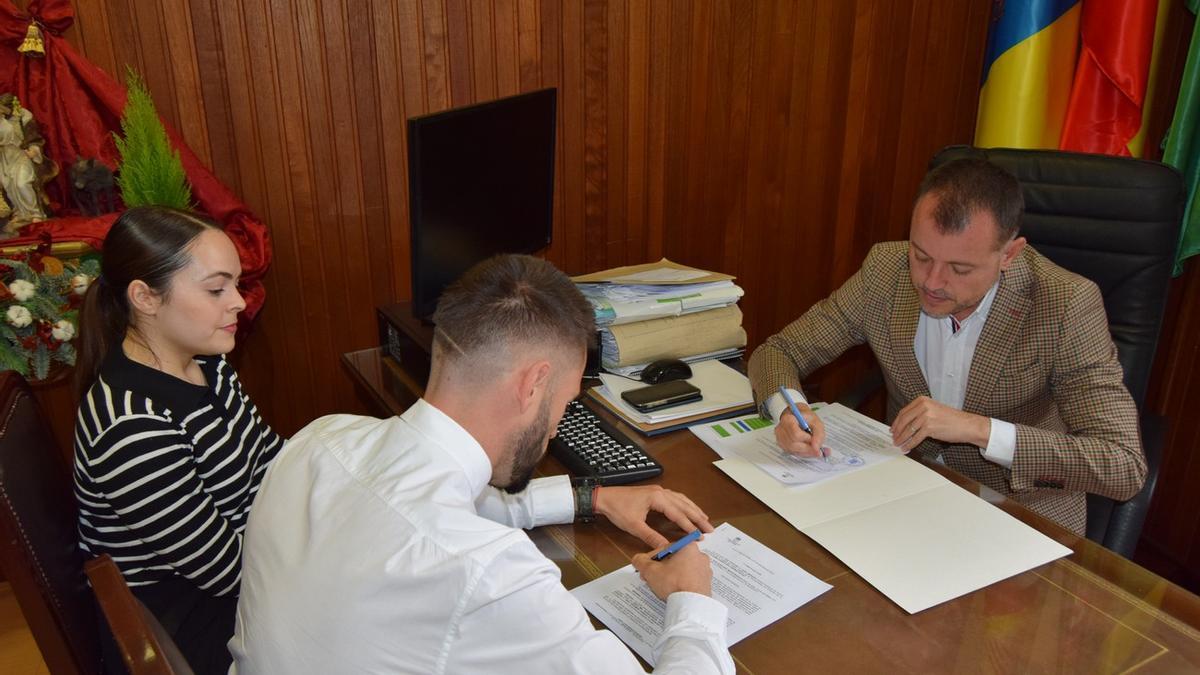 Imagen de la firma del acuerdo de cesión de gestión del circuito de motocross de El Sobradillo.