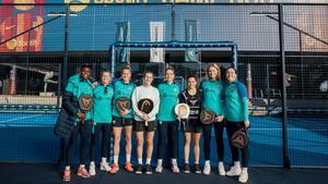 Las jugadoras del equipo femenino con Paula Josemaría y Ari Sánchez