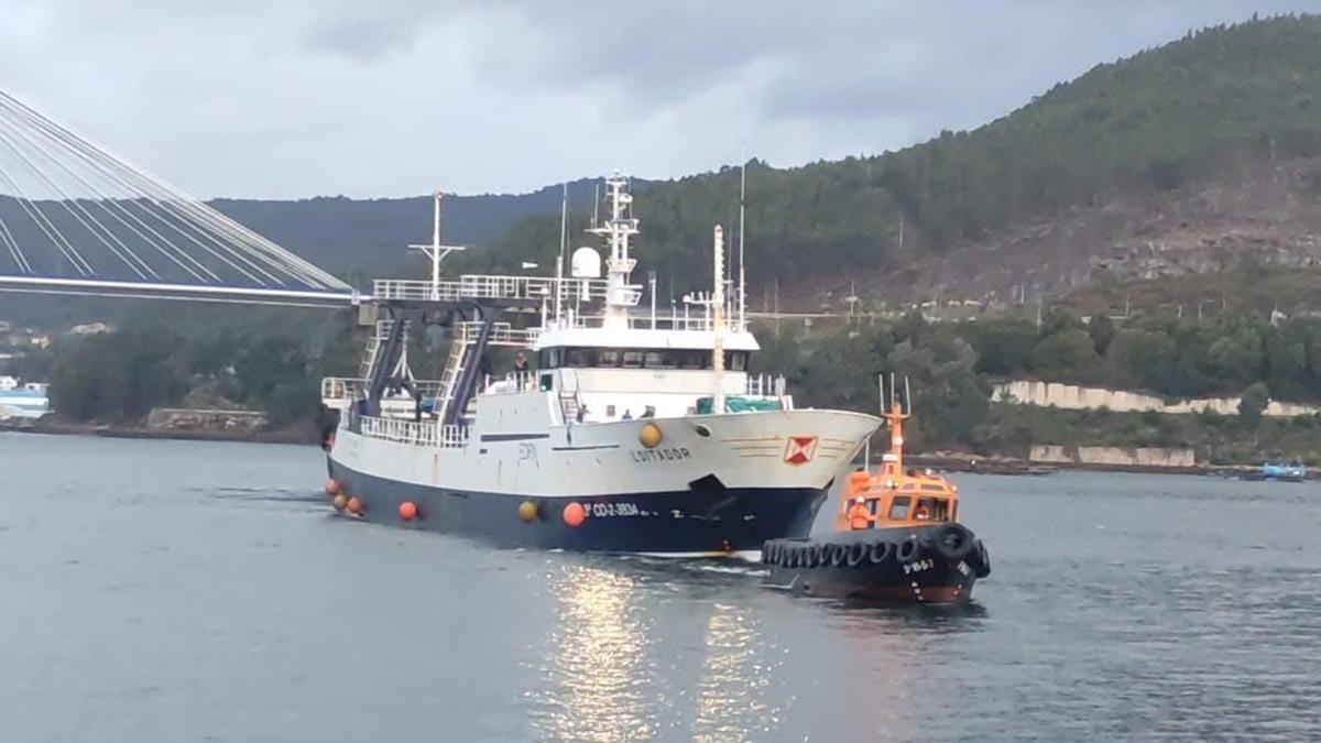 El «Loitador», en la ría de Vigo