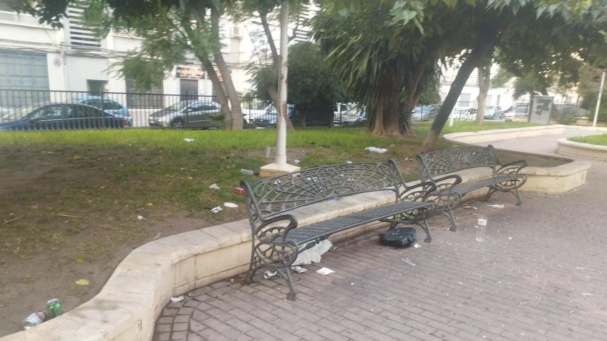 Suciedad en el parque Las 300 de Elda
