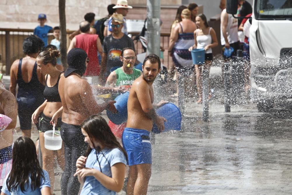 Un centenar de personas participan en la poalà, que se celebra en la plaza del Puente, en el Casco Antiguo de Alicante