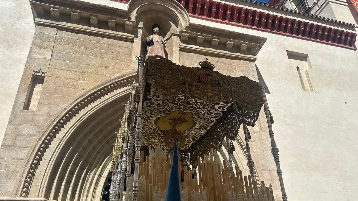 Vídeo | Así ha sido la impresionante salida del palio de la Virgen de los Desamparados de San Esteban