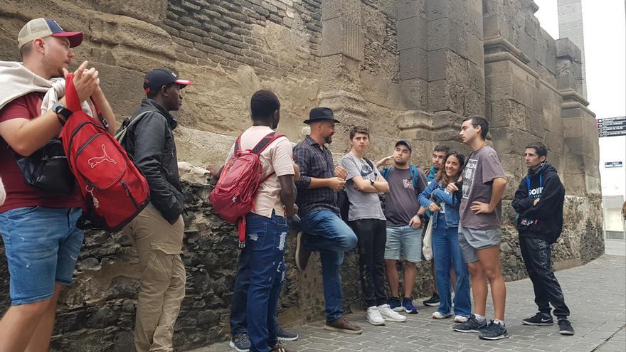 Juventud de Arucas descubre el casco histórico de Vegueta con mirada etnográfica y perspectiva de género