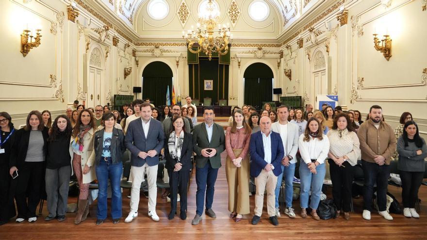 Luis López, con los participantes en el taller