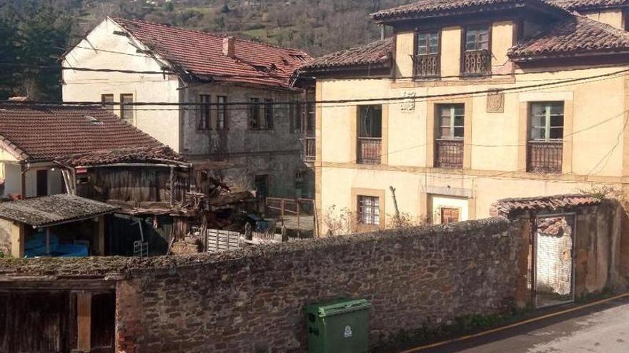 Caborana (Aller) teme perder la Casona de la Torre, del siglo XVI: &quot;Si no se actúa con urgencia desaparecerá&quot;