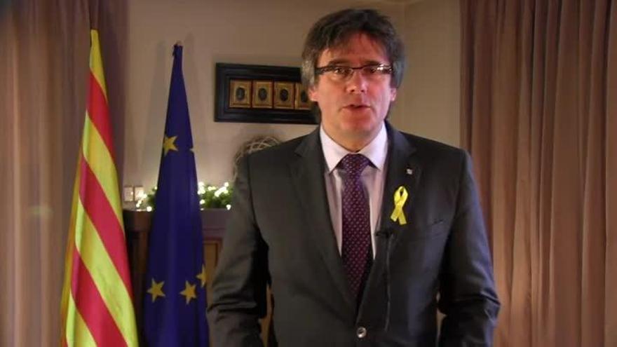 Puigdemont emplaza a Rajoy a negociar pero evita aclarar si regresará a Cataluña