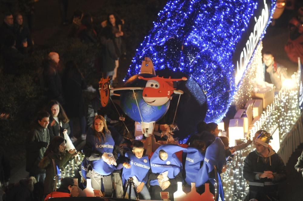 Los Reyes Magos recorren la ciudad desde O Castrillón hasta la plaza de María Pita.