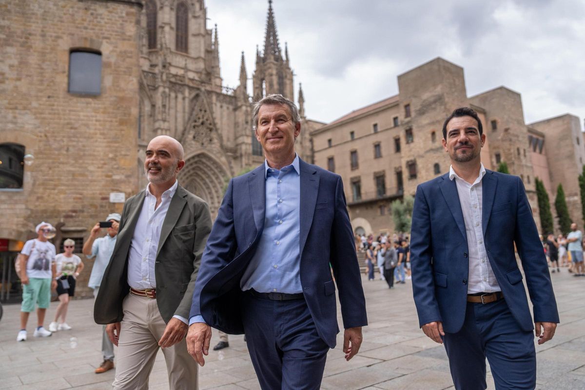 El presidente del PP, Alberto Núñez Feijóo, junto al alcalde de Castelldefels, Manu Reyes y el líder del PP de Barcelona, Dani Sirera. El presidente del PP, Alberto Núñez Feijóo, junto al alcalde de Castelldefels, Manu Reyes y el líder del PP de Barcelona, Dani Sirera.